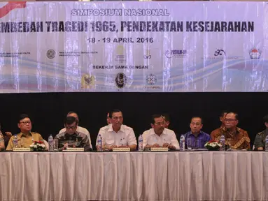 Sejumlah Menteri hadir dalam acara Simposium Nasional Membedah Tragedi 1965, Jakarta, Senin (18/4). Simposium yang diselenggarakan oleh pemerintah dan Komnas HAM ini bertujuan merekonsuliasi kasus pelanggaran HAM dimasa lalu. (Liputan6.com/Faizal Fanani)