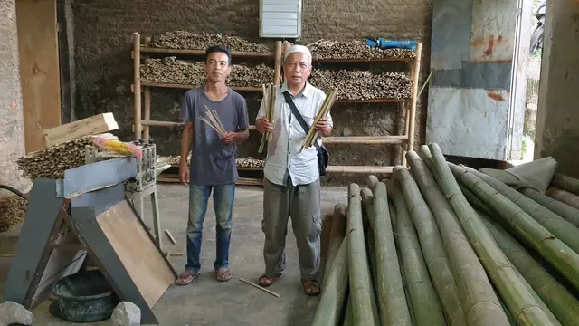 Budi Hermawan, 43 tahun, mantan guru hinorer di Garut, Jawa Barat, yang sukses banting setir menjadi pengusaha tusuk sate beromset puluhan juta setiap bulan.