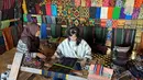 Bola.com berkesempatan belajar menenun. Keterampilan menenun menjadi salah satu syarat bagi perempuan Suku Sasak untuk dapat menikah yang masih terpelihara hingga kini. (Bola.com/Iqri Widya)