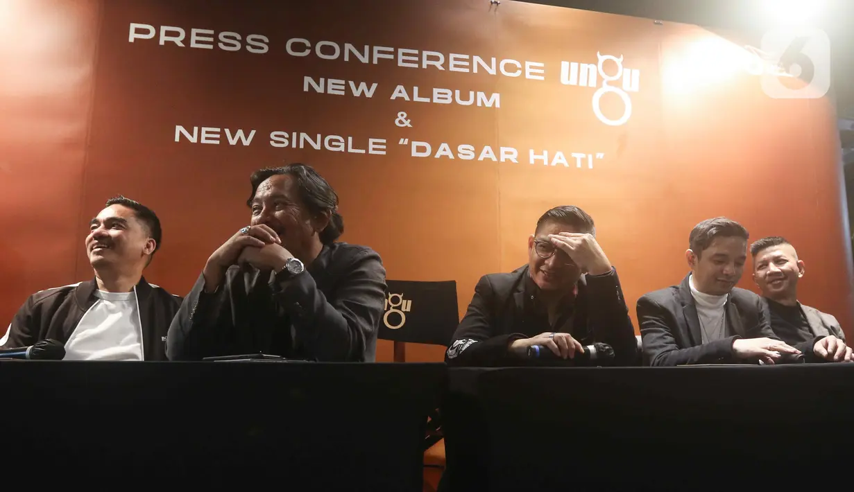 Suasana saat band Ungu meluncurkan album terbaru Self-titled di Gedung Sarinah, Jakarta, Selasa (6/9/2022). Perilisan album baru ini dibarengi dengan pelepasan single ke-empat dari album self-titled, "Dasar Hati." (Liputan6.com/Herman Zakharia)