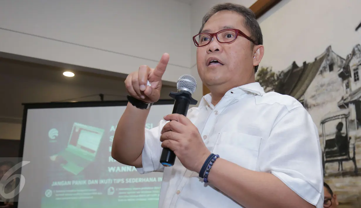 Menkominfo Rudiantara memberi keterangan pers terkait Malware Ransomware WannaCry di Jakarta, Minggu (14/5). Menurut Rudiantara, ia bersama tim akan berupaya menangani serangan malware tersebut, agar dampaknya tak lebih parah. (Liputan6.com/Helmi Afandi)