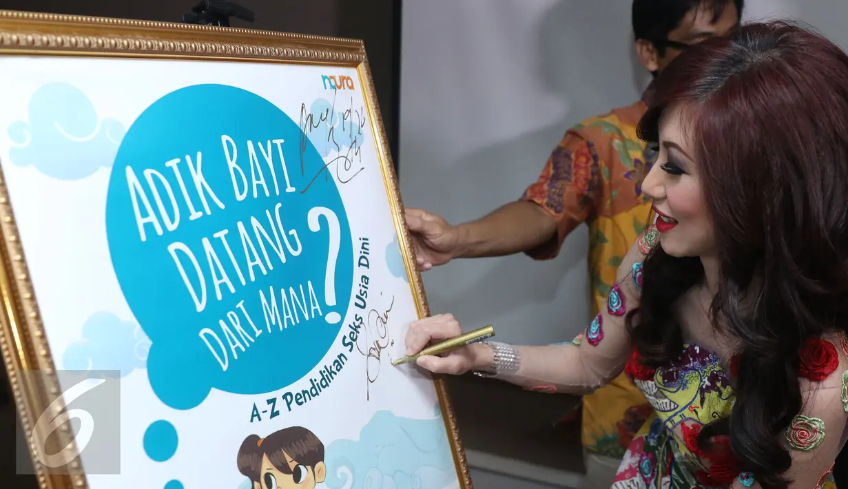 dr Sonia Wibisono membubuhkan tanda tangannya saat peluncuran buku Adik Bayi Datang Dari Mana? di Jakarta, Selasa (19/4). Buku ini diharapkan dapat memberi jawaban tentang pendidikan seks sejak dini. (Liputan6.com/Herman Zakharia)