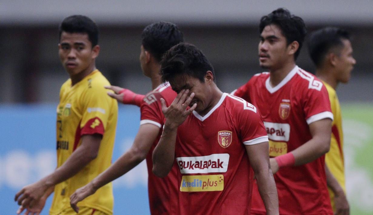 Gelandang Perseru Badak Lampung FC, Hariyanto Panto, menangis usai berhasil mengalahkan Bhayangkara FC pada laga Liga 1 2019 di Stadion Patriot, Bekasi, Jumat (16/8). Bhayangkara FC takluk 0-1 dari Badak Lampung FC. (Bola.com/M Iqbal Ichsan)
