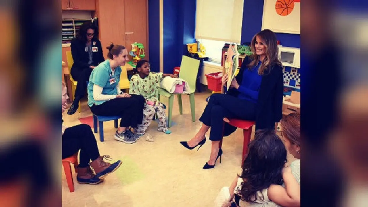 Melania Trump saat membacakan buku cerita karangan Dr Seuss bagi pasien anak