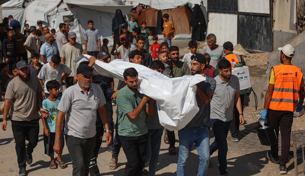 Para pelayat mengusung jenazah seorang penduduk Palestina nan tewas akibat serangan tentara Israel di pelabuhan Kota Gaza sehari sebelumnya, dalam sebuah prosesi pemakaman di Kota Gaza,  Rabu,19 Agustus 2026. (AFP/ Omar Al-Qattaa)