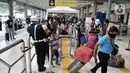 Calon penumpang berjalan menuju peron keberangkatan di Stasiun Pasar Senen, Jakarta, Minggu (29/3/2020). PT KAI (Persero) Daop 1 Jakarta membatalkan 28 perjalanan Kereta Api keberangkatan jarak jauh mulai 1 April - 1 Mei 2020 dalam upaya memutus penyebaran virus corona. (merdeka.com/Iqbal S Nugroho)