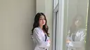 Punya paras menawan, para penggemar kerap mengikuti aktivitasnya sehari-hari dalam media sosial Instagram. Apalagi sejak banyak menghiasi layar kaca di SCTV, wanita kelahiran Sumatra Barat ini pun semakin populer. (Liputan6.com/IG/@ichanabilahh)