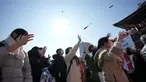 Orang-orang mencoba menangkap kacang keberuntungan yang disebarkan pada "Mame-maki," upacara pelemparan kacang di kuil Buddha Zojoji di Tokyo, 3 Februari 2022. Ritual yang diyakini membawa keberuntungan dan mengusir kejahatan dilakukan setiap tahun untuk menandai awal musim semi. (AP/Eugene Hoshiko)
