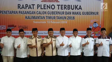 Empat pasang calon gubernur (cagub) dan calon wakil gubernur (cawagub) Kalimantan Timur berpose usai resmi ditetapkan oleh KPU Kaltim di Samarinda, Senin (12/2). Keempat pasangan akan bersaing di Pilkada Kaltim 2018. (Liputan6.com/Maulana)