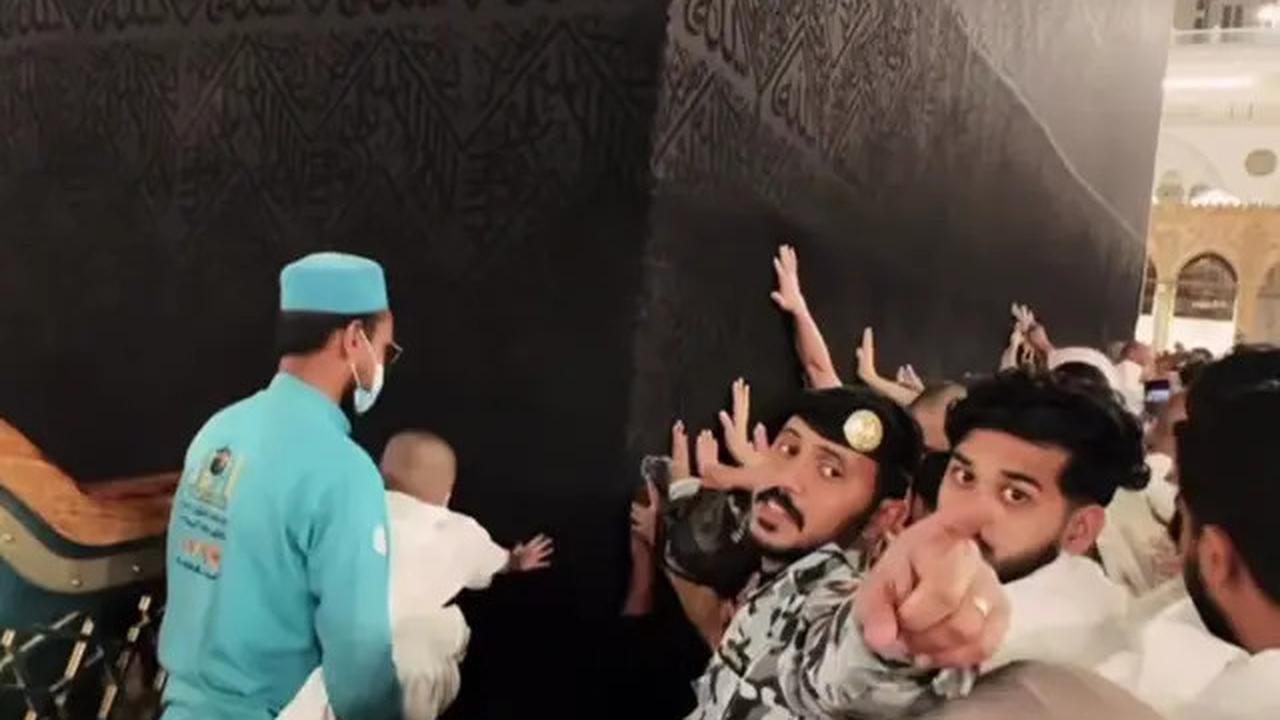 7 Momen Kaba Anak Rey Mbayang Cium Ka'bah, Digendong Petugas