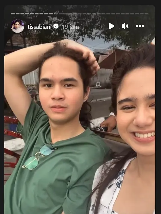 "Keliling neng Jogja, naik bentor (becak motor)," kata Tissa dilansir dari videonya saat naik bentor (becak motor). [Instagram/tissabiani]