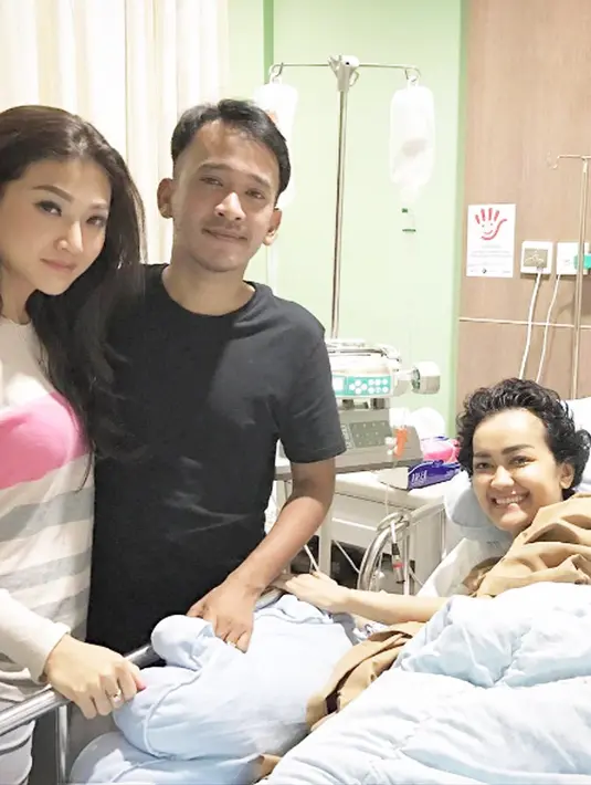 Julia Perez berpose dengan Ruben Onsu dan Istrinya Sarwendah di RSCM, Jakarta. Artis yang kerap disapa Jupe itu menghembuskan napas terakhir di Rumah Sakit Cipto Mangunkusumo (RSCM), pada Sabtu 10 Juni 2017. (Instagram/ juliaperrezz)