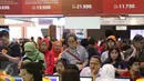 Pengunjung mengantre di GATF 2017 fase 1, Jakarta, Jumat (10/3). Pameran Ini bagian mendukung pemerintah khususnya Kemenpar untuk mengembangkan pariwisata dan budaya di destinasi penerbangan yang dilalui Garuda Indonesia. (Liputan6.com/Angga Yuniar)