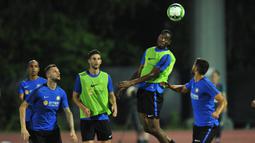 Gelandang Inter Milan, Geoffrey Kondogbia, menyundul bola saat mengikuti sesi latihan di Nanjing, China, Minggu, (23/7/2017). Inter Milan akan menghadapi Olympique Lyon pada laga turnamen pramusim ICC 2017. (AFP/STR)