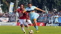 Marquee player Persela Lamongan, Jose Coelho, mencetak gol indah saat mengalahkan Barito  Putera 3-2 di Stadion Surajaya, Lamongan, Jumat (28/7/2017). (Bola.com/Fahrizal Arnas)