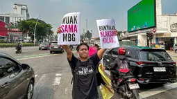 Pengunjuk rasa yang terdiri dari berbagai elemen masyarakat berunjuk rasa di sekitar kantor Badan Gizi Nasional (BGN), Jalan Kebun Sirih, Jakarta Pusat, Rabu (10/6/2026). (merdeka.com/Arie Basuki)