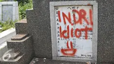Coretan akibat aksi vandalisme mengotori nisan di pemakaman Menteng Pulo, Jakarta, Kamis (12/5). Perilaku tidak bertanggung jawab sejumlah oknum menyebabkan pemakaman tersebut terkesan kumuh dan tidak terawat. (Liputan6.com/Immanuel Antonius)