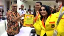 Ketua Umum Partai Berkarya Neneng A Tutty didampingi Sekjen Badaruddin Picunang menyerahkan berkas pendaftaran partai peserta Pemilu 2019 kepada Ketua KPU Arief Budiman di KPU Pusat, Jakarta, Jumat (13/10). (Liputan6.com/Johan Tallo)