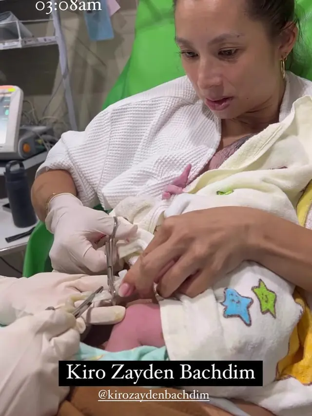 Jennifer Bachdim potong tali pusat anak keempatnya. (Foto: Instagram Jennifer Bachdim)