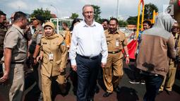 Wali Kota Rotterdam, Belanda, Ahmed Aboutaleb saat mengunjungi RPTRA Kalijodo, Jakarta, Senin (12/6). Kunjungan Aboutaleb ke Jakarta bertujuan untuk melakukan kerja sama dengan Pemprov DKI Jakarta (Liputan6.com/Gempur M Surya)
