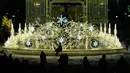 Pengunjung menikmati lampu-lampu indah untuk menyambut Natal dan Tahun Baru di Alun-Alun Pushkinskaya, Moskow, Rusia, Jumat (14/12). (Mladen ANTONOV/AFP)