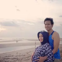 Bisa diduga, Vanny melahirkan di Rumah Sakit Pondok Indah. Lantaran selama hamil, istri pemeran Fahri dalam film Ayat-ayat Cinta itu memeriksakan kandungannya di rumah sakit tersebut. (Instagram/fedinuril)