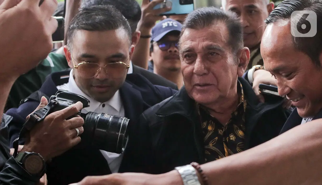 Ketua Umum Pemuda Pancasila (PP) Japto Soerjosoemarno tiba di Gedung Merah Putih Komisi Pemberantasan Korupsi (KPK), Jakarta, Rabu (26/2/2025). (Liputan6.com/Herman Zakharia)