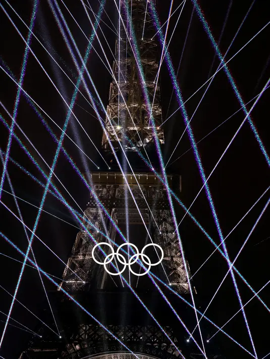 Kilau Menara Eiffel Terangi Langit di Pembukaan Olimpiade Paris 2024