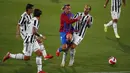 Penyerang Barcelona Antoine Griezmann dan bek Juventus Giorgio Chiellini bertabakan saat pertandingan Joan Gamper Trophy di Estadi Johan Cruyff, Minggu (8/8/2021). Barcelona berhasil menjuarai Trofi Joan Gamper 2021 usai menggilas Juventus dengan skor 3-0. (AP/Joan Monfort)