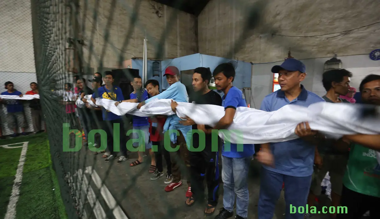 Pelatih Rahmad Darmawan ikut dalam kegiatan menjahit bendera Merah-Putih raksasa di Tangerang, Sabtu (31/10/2015). Selain ingin mencatat rekor dunia, temanya adalah "One Soul, One Nation Untuk Sepakbola Indonesia".(Bola.com / Nicklas Hanoatubun)