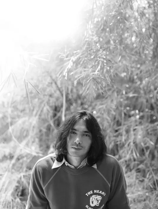 Tak jauh-jauh dari dunia hiburan, aktor kawakan tersebut selalu bermimpi untuk berada di belakang layar. (instagram/abimana_aryasatya)