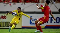 Pemain Malaysia, Faisal Halim (kiri), berebut bola dengan pemain Vietnam, Nguyen Thanh Chung, dalam pertandingan kualifikasi Piala Asia 2027 Grup F antara Vietnam dan Malaysia di Stadion Thien Truong, Provinsi Ninh Binh, 31 Maret 2026. (Nhac NGUYEN/AFP)