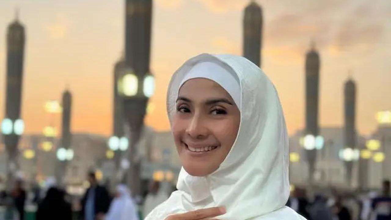 8 Tampilan Artis Pilih Laksanakan Umrah di Penghujung Tahun 2024, Ayu Ting Ting, Maudy Koesnaedi, hingga Tasya Kamila