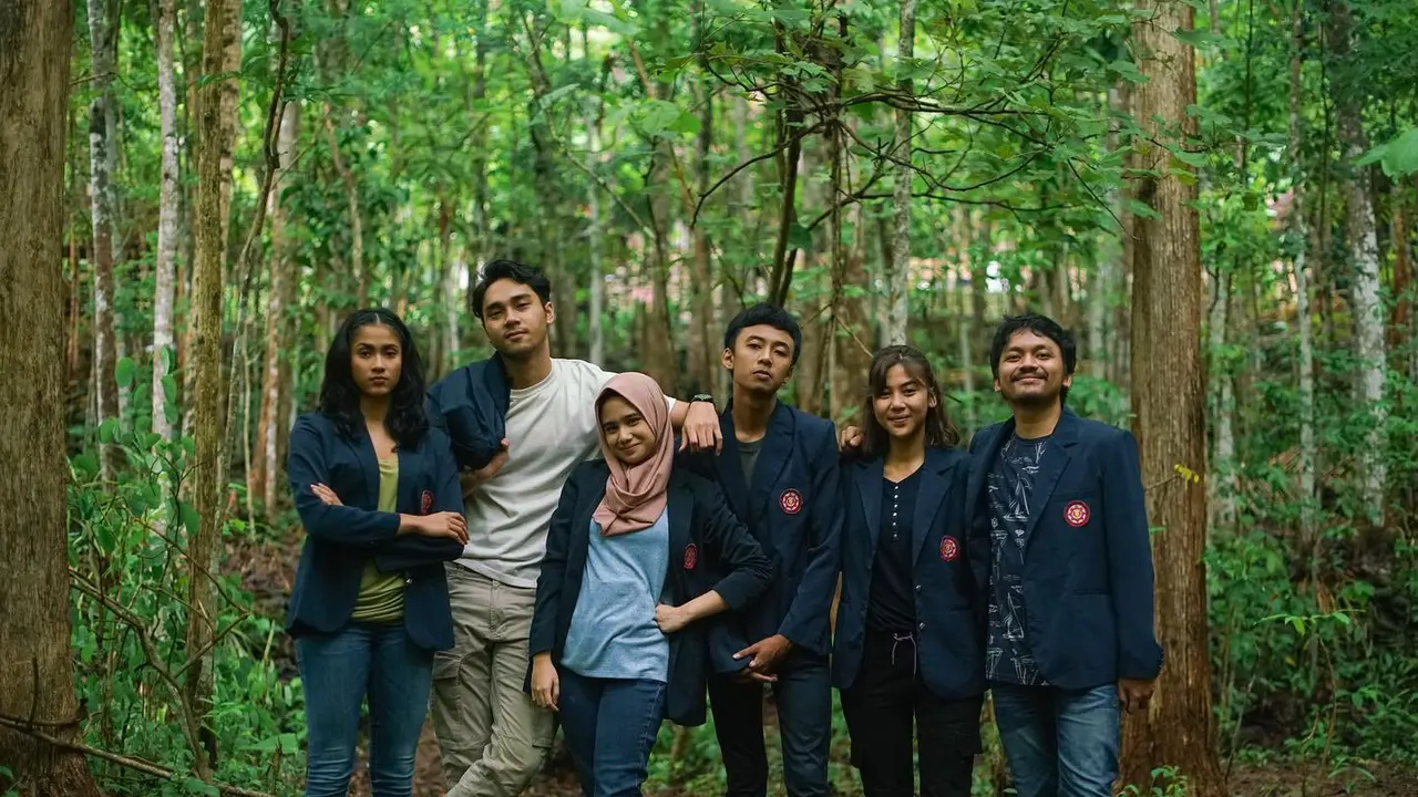 7 Potret Kebersamaan Pemain Film KKN Di Desa Penari