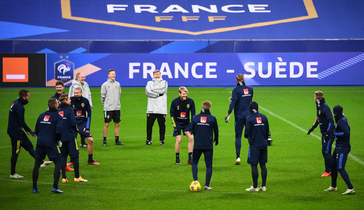 Para pemain Prancis melakukan pemanasan selama sesi latihan di stadion Stade de France di Saint-Denis, Paris (16/11/2020). Prancis akan menghadapi Swedia pada matchday Grup A3 UEFA Nations League 2020/21 di Stade de France, Saint-Denis, Paris. (AFP/Franck Fife)
