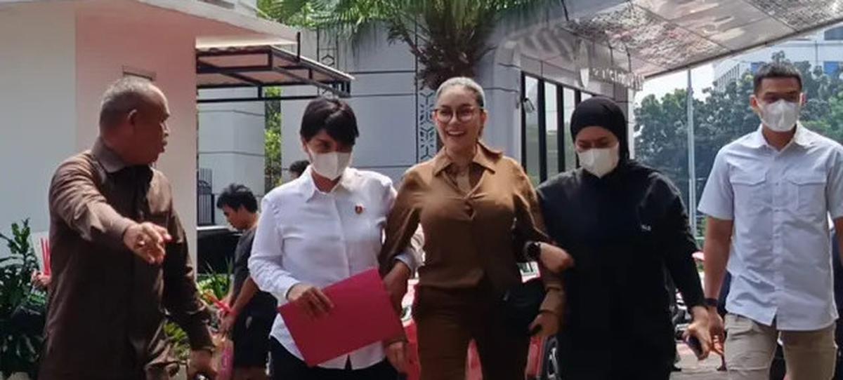 Penampilan Nikita Mirzani Saat Dilimpahkan ke Kejari Jakarta Selatan