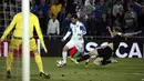 Gelandang Israel, Lior Refaelov (tengah) berusaha melewati bek Belgia Jan Vertonghen pada kualifikasi Piala Eropa 2016 di Teddi Malcha Stadium, Jerusalem,Rabu (1/4/2015). Belgia menang 1-0 melawan Israel. (AFP PHOTO/Thomas Coex)