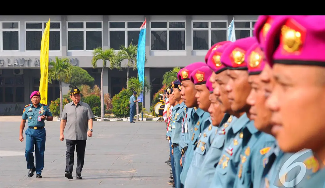 Menkokesra Agung Laksono dan Wakil Kepala Staf AL Laksamana Madya Didit Herdiawan saat melepas keberangkatan dua kapal peserta Sail Raja Ampat , Tanjung Priok, Jakarta, Jumat (8/8/2014) (Liputan6.com/Andrian M Tunay)