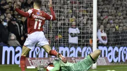 Pada menit ke-4 justru Nottingham Forest yang memiliki peluang matang. Philip Zinckernagel terlibat duel satu lawan satu dengan kiper Arsenal Bernd Leno dan bola mampu dikuasainya dari ancaman Philip Zinckernagel. (AP/Rui Vieira)