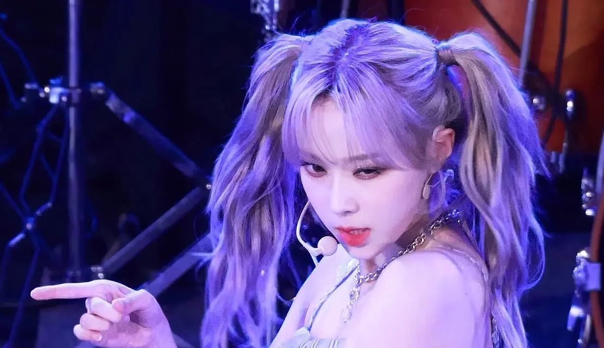 Jadi bagaimana pendapat Sahabat Fimela tentang rambut baru Winter? Keren atau keren banget? (Twitter @aespafess_)