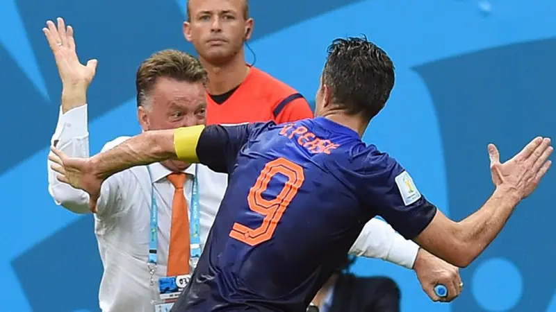 Robin van Persie merayakan golnya bersama Louis van Gaal di timnas Belanda ( AFP PHOTO / EMMANUEL DUNAND)