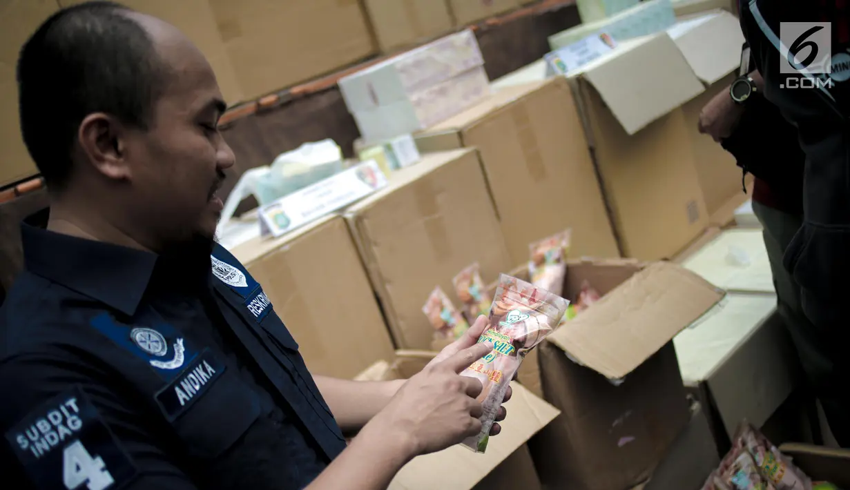 Petugas Subdit I Reskrimsus Polda Metro Jaya (PMJ) menunjukkan barang bukti saat rilis kasus penyelundupan dan barang ilegal di Halaman Ditreskrimsus Polda Metro Jaya, Rabu (14/8/2019). (Liputan6.com/Faizal Fanani)