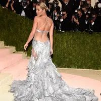 Seksinya Rita Ora saat menghadiri Met Gala 2016 (via dailymail.co.uk)