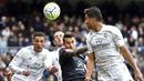 Pemain Real Madrid, Cristiano Ronaldo (kiri) berusaha menyundul bola dari hadangan pemain Celta de Vigo pada lanjutan La Liga Spanyol di Stadion Santiago Bernabeu , Madrid, Sabtu (5/3/2016). (AFP/Gerard Julien)