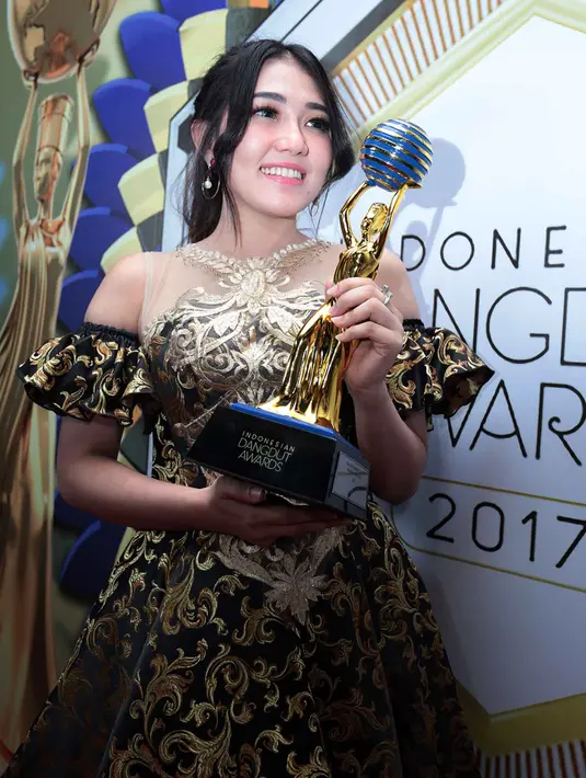 Belakangan ini, nama penyanyi pendatang baru Via Vallen begitu dikenal oleh masyarakat pecinta musik. Bahkan, namanya sering kali dikait-kaitkan dengan penyanyi dangdut asal Depok yang lebih dulu terkenal, Ayu Ting Ting. (Deki Prayoga/Bintang.com)
