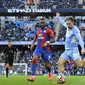 Pemain Manchester City Jack Grealish (kanan) menendang bola di depan pemain Crystal Palace pada pertandingan Liga Inggris di Etihad Stadium, Manchester, Inggris, 30 Oktober 2021. Crystal Palace menang 2-0. (Oli SCARFF/AFP)