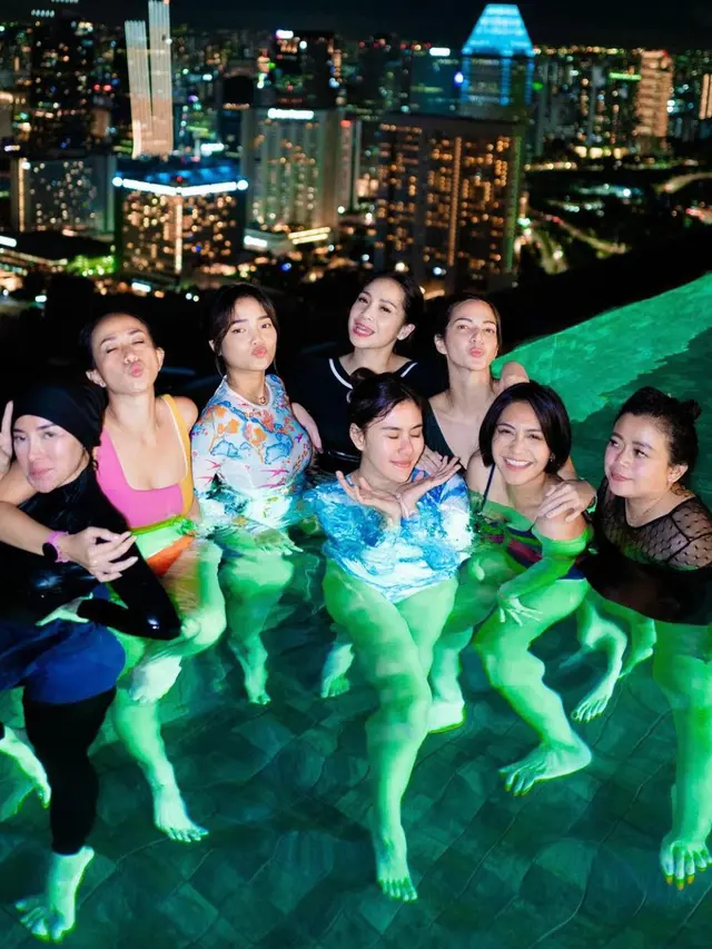 Potret Nia Ramadhani Berenang Bareng Glow Squad (Instagram/@ramadhaniabakrie)