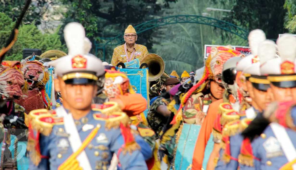 Seorang veteran pejuang kemerdekaan mengikuti pawai yang dimulai dari Museum Satria Mandala menuju Gelora Bung Karno, Jakarta, Selasa (11/8/2015). Pawai tersebut merupakan puncak peringatan Hari Veteran Nasional. (Liputan6.com/Yoppy Renato)