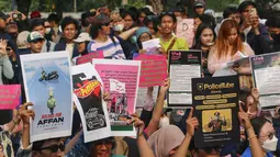 Mahasiswa bersama Koalisi Masyarakat Sipil menggelar aksi di depan gerbang utama gedung Majelis Permusyawaratan Rakyat (MPR), Dewan Perwakilan Rakyat (DPR), dan Dewan Perwakilan Daerah (DPD) Republik Indonesia, Jakarta, Jumat (5/9/2025). (merdeka.com/Arie Basuki)