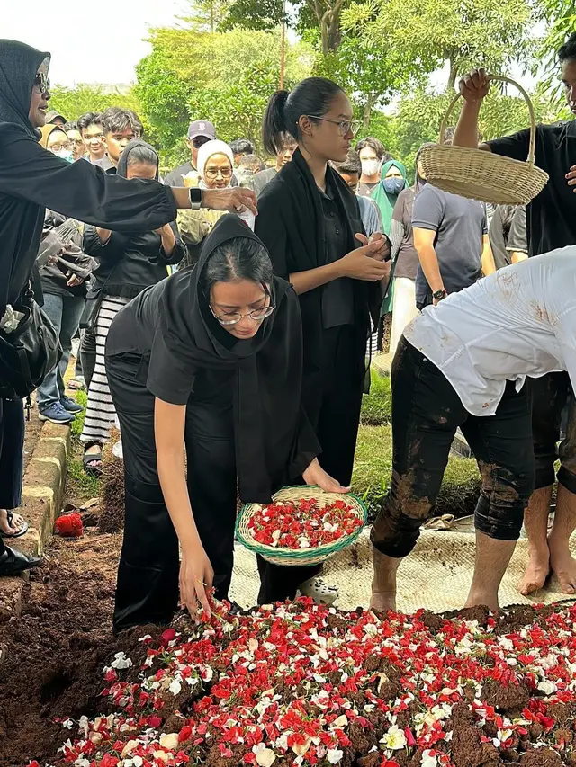 Kaneishia Yusuf  di makam kekasih (Instagram/kaneishiayusuf05)